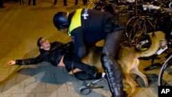 پلیس ضد شورش هلند با تجمع کنندگان حامی اردوغان در مقابل کنسولگری ترکیه در روتردام برخورد کرد. 