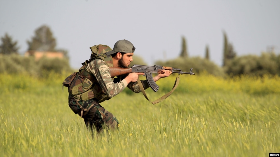 (Ảnh tư liệu) - Một chiến binh của phiến quân Syria trong một cuộc huấn luyện quân sự chống lại lực lượng trung thành với Tổng thống Assad, 20/4/2015.
