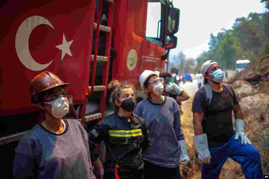 터키 무글라 지역 마르마리스 휴양지 인근에 번진 산불을 진압하기 위해 자원 봉사자들이 나섰다. 