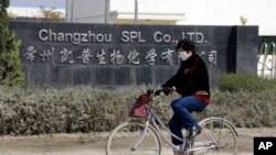 有人骑车路过常州一家化工企业（2008年3月14日）