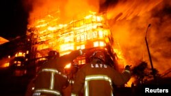 Una construcción donde se levantaban un complejo de vivienda de siete pisos fue consumido por las llamas, luego que los bomberos tardaron una hora y media en controlar el fuego.