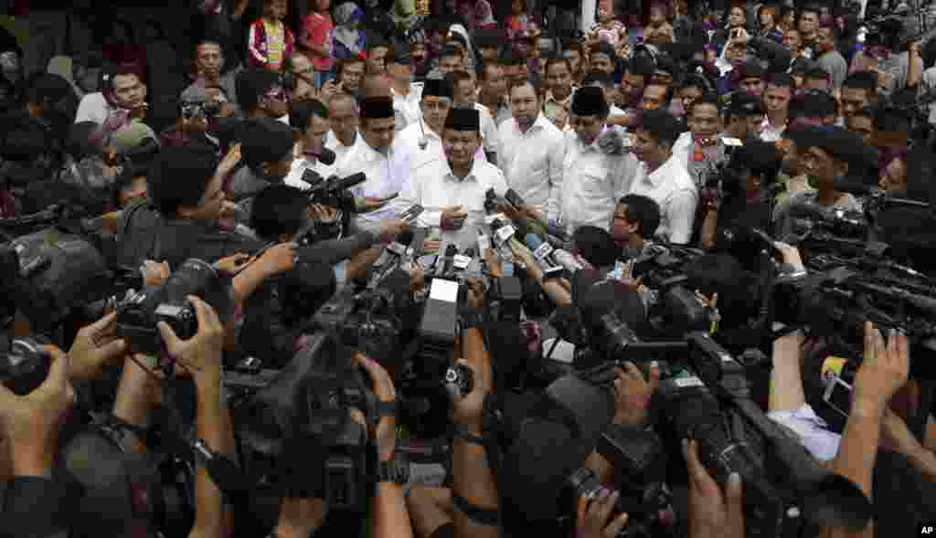 Indonesian presidential candidate Prabowo Subianto talks to journalists after casting his ballot at a polling station in Bogor, Indonesia, July 9, 2014. 