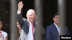 President Peru Pedro Pablo Kuczynski meninggalkan Istana Pemerintah setelah memasukkan pengunduran diri kepada Kongres di Lima, Peru, 21 Maret 2018. 