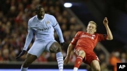 Yaya Toure na Manchester City a lokacin wasansu na Premier League na Ingila da Liverpool a filin wasa na Anfield Stadium a ranar 27 Nuwamba, 2011.