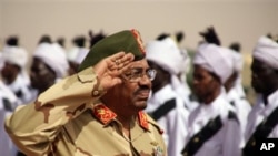 Le président du Soudan passe en revue les troupes de l'armée soudanaise lors d'une visite à al-Obeid,dans le nord du Kordofan, Soudan,19 avril 2012.