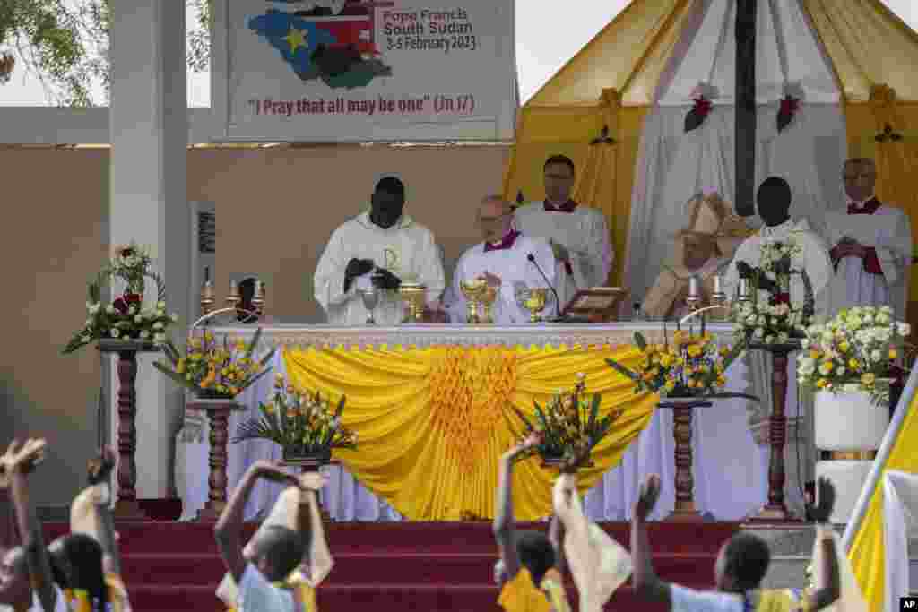 Papa Francis (kati kati) aongoza Misa Takatifu siku ya Jumapili, kwenye uwanja wa makumbusho wa John Garang siku ya mwisho ya ziara yake Sudan Kusini&nbsp;