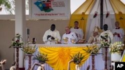 Papa Francis, katikati, alipoongoza ibada ya Misa Takatifu kwenye Makaburi ya John Garang huko Juba, Sudan Kusini Jumapili, Februari 5, 2023.