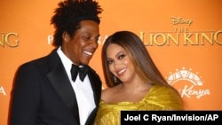 Beyonce et son mari Jay-Z posent pour les photographes à la première du Roi Lion à Londres le 14 juillet 2019.