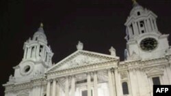 “Të Pushtojmë Londrën” hiqet nga oborri i Katedrales së Shën Palit