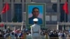 Los visitantes se reúnen cerca de un retrato de Sun Yat-sen, quien es ampliamente considerado como el padre fundador de la China moderna, en la Plaza de Tiananmen durante el período de vacaciones del Primero de Mayo en Beijing, el 30 de abril de 2023.