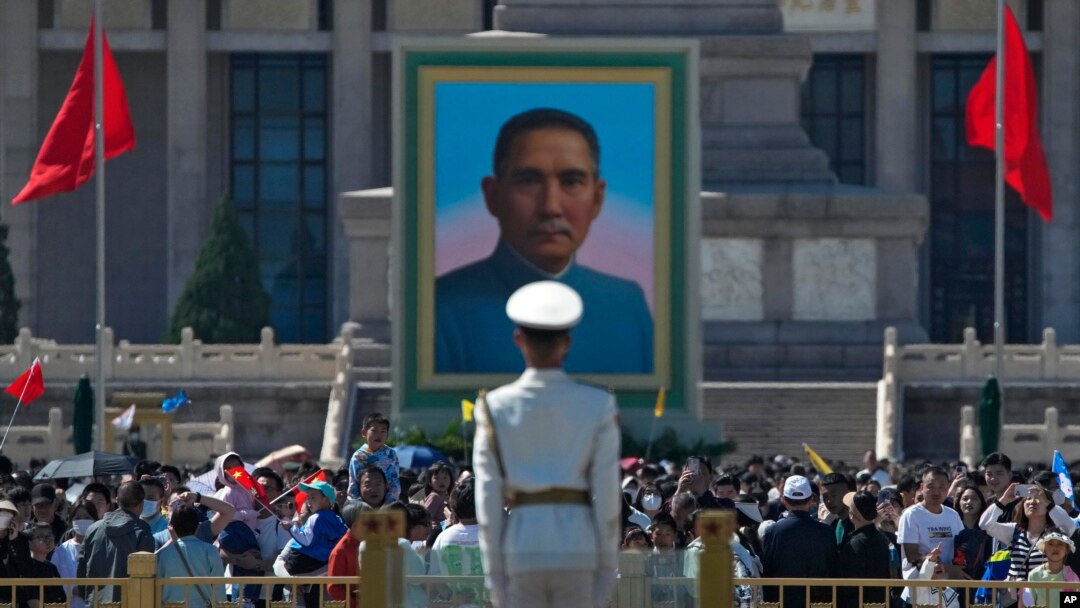 Los visitantes se reúnen cerca de un retrato de Sun Yat-sen, quien es ampliamente considerado como el padre fundador de la China moderna, en la Plaza de Tiananmen durante el período de vacaciones del Primero de Mayo en Beijing, el 30 de abril de 2023.