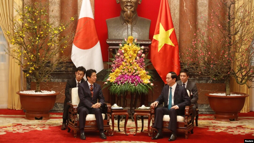 Chủ tịch Việt Nam Trần Đại Quang tiếp Thủ tướng Nhật Bản Shinzo Abe hồi năm 2017 (ảnh tư liệu)