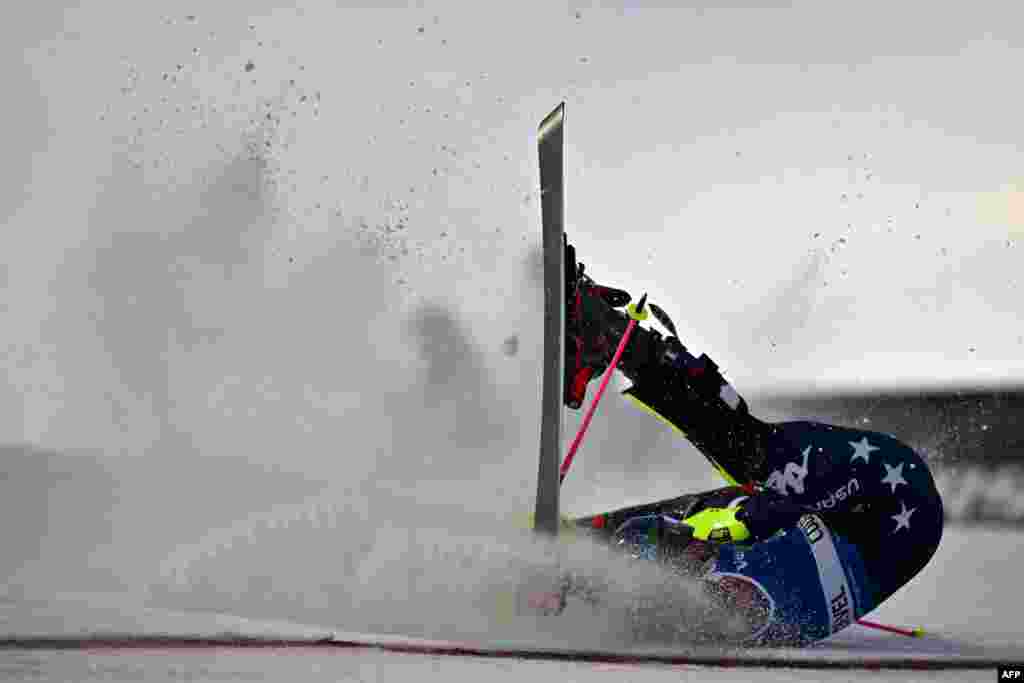 USA&#39;s Paula Moltzan falls down as she competes in the first run of the women&#39;s Slalom of the FIS Alpine Skiing 2024/2025 World Cup event in Courchevel, French Alps.