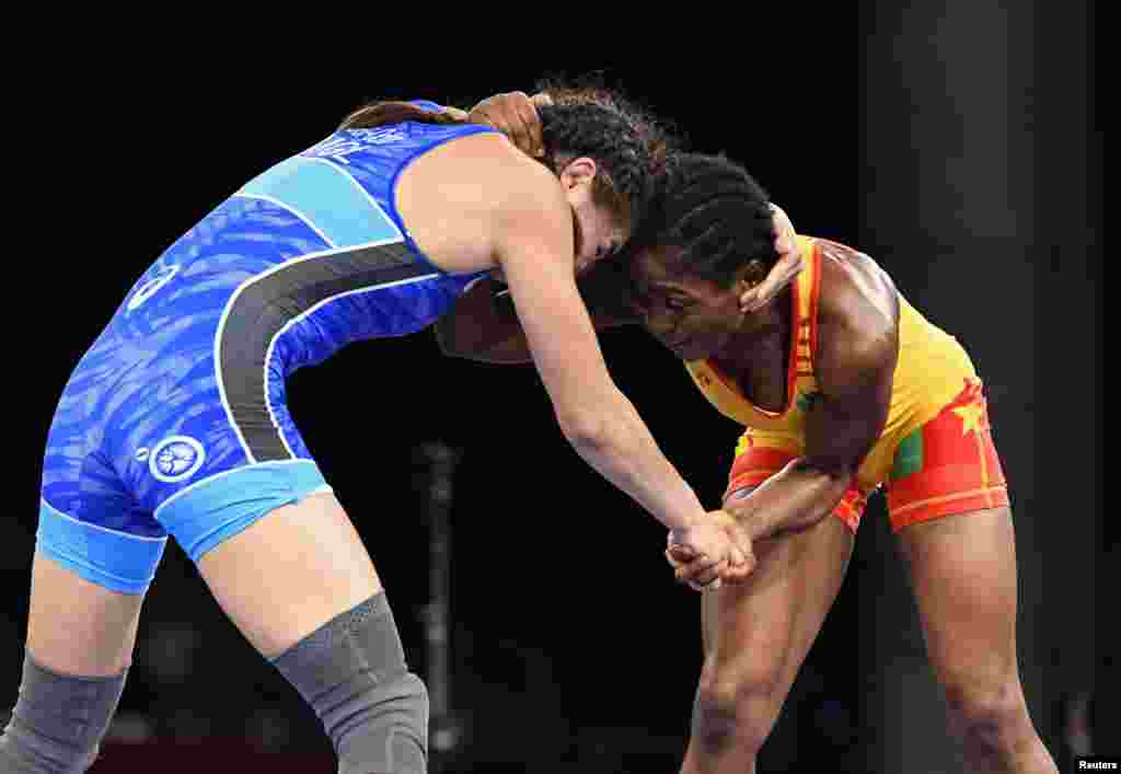  Joseph Essombe Tiako of Cameroon in action against Bolortuya Bat-Ochir of Mongolia. REUTERS/Piroschka Van De Wouw