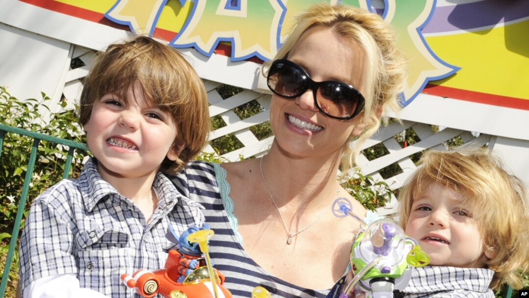 Britney Spears posa en marzo 5 de 2009 con sus dos hijos Preston (izquierda) y Jayden (derecha). Britney Spears cayó en crisis, tras su mediática ruptura en 2008 con Kevin Federline.