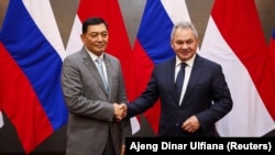 Sekretaris Dewan Keamanan Rusia Sergei Shoigu berjabat tangan dengan Menteri Pertahanan Sjafrie Sjamsoeddin setelah pertemuan mereka di Jakarta, 25 Februari 2025. (Foto: Ajeng Dinar Ulfiana/Reuters)