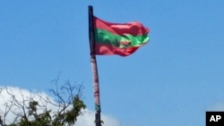 Bandeira da UNITA içada no Cachiungo, província do Huambo (VOA / António Capalandanda)