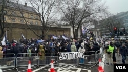 资料照片：约3000名民众在伦敦旧皇家铸币厂前示威，抗议中国当局计划在该地段建设“超级大使馆”。示威者在栏杆上挂着"向中共说不"的标语。(2025年2月8日)