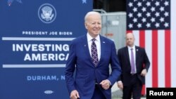 Presiden AS Joe Biden bersiap menyampaikan pidato dalam kunjungannya ke pabrik semikondukto Wolfspeed di Durham, North Carolina, pada 28 Maret 2023. (Foto: Reuters/Jonathan Ernst)