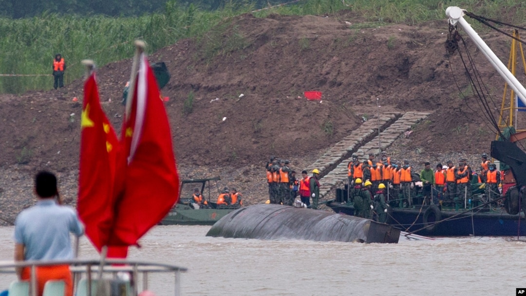 Tim penyelamat bekerja keras terus mencari lebih dari 430 orang hilang di sungai Yangtze, Hubei, China (3/6).