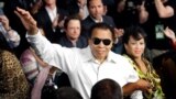 Boxing legend Muhammad Ali stands with his wife Yolanda as he is introduced before the welterweight fight between Floyd Mayweather Jr. and Shane Mosley at the MGM Grand Garden Arena in Las Vegas, Nevada in this May 1, 2010 file photo. 
