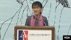 Aung San Suu Kyi bertemu dengan warga Burma di Amerika (20/9).