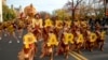 ARCHIVO - Bailarines con mascarillas y vestidos como pavos de Acción de Gracias sostienen letras que forman las palabras Macy's Parade en la ciudad de Nueva York al frente del Desfile de Acción de Gracias de Macy's el jueves 25 de noviembre de 2021.