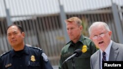 Umushikiranganji w'Amerika ajejwe ubutungane Jeff Sessions mu kiganiro n'Abamenyeshamakuru hafi y'Urubiba na Mexikeashikiriza ingingo nshasha ku bimukira