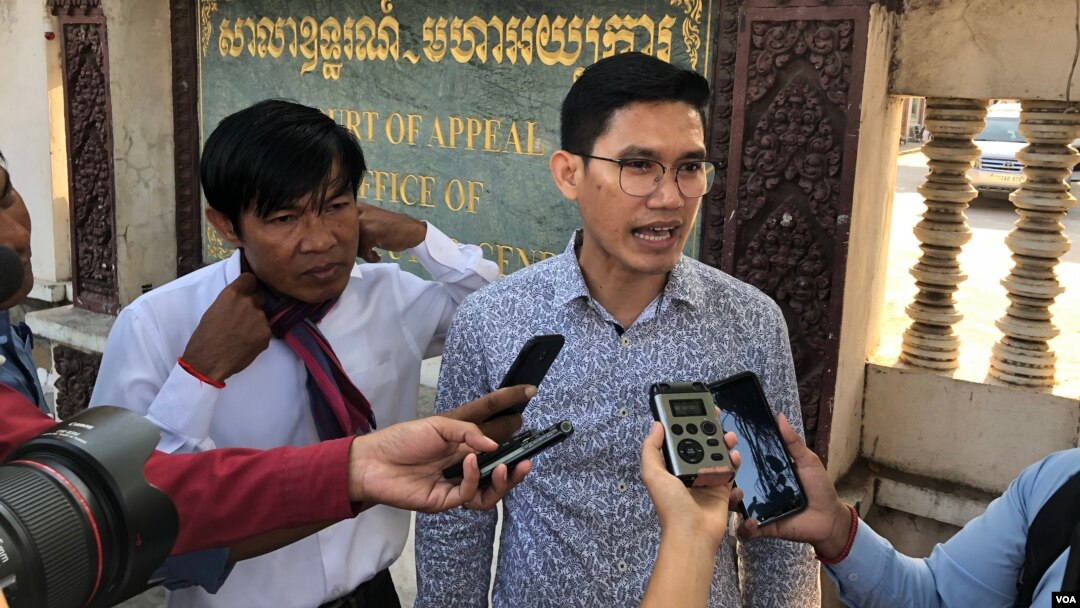 Yeang Sothearin dan Uon Chhin, mantan wartawan Radio Free Asia, berbicara kepada para wartawan di luar gedung pengadilan, 23 Desember 2019. (Foto: Tum Malis/VOA)