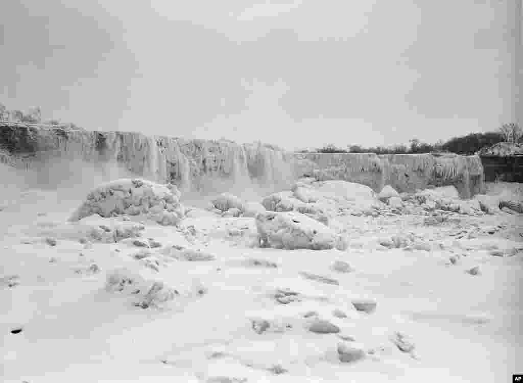 严冬，尼亚加拉瀑布结冰，成了冰雪世界（1947年2月8日）。 &nbsp;