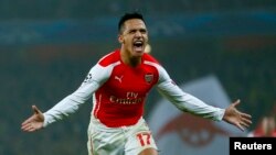 Pemain Arsenal Alexis Sanchez dalam sebuah pertandingan melawan Borussia Dortmund.