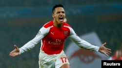 Arsenal's Alexis Sanchez célébrant son but contre le Borussia Dortmund en Ligue des champions, Londres le 26 novembre 2014