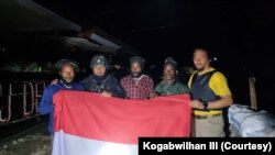 Tiga anggota kelompok kriminal bersenjata (KKB) pimpinan Lekagak Telenggen yang menyerahkan diri ke Satgas Ops Nemangkawi TNI-Polri, Minggu 16 Mei 2021. (Courtesy: Kogabwilhan III)