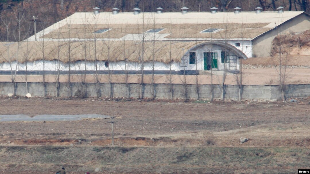 북한 주민들이 파주 판문점 휴전 마을 인근의 선전 마을인 기중동의 밭에서 일하고 있다. (자료화면)