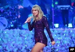 Taylor Swift tampil dalam konser "Prime Day Amazon Music" di Hammerstein Ballroom, New York., 10 Juli 2019. (Foto: dok).