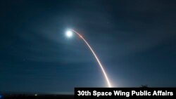 지난해 2월 5일 미 공군은 반덴버그 기지에서 미닛맨 III의 발사 실험을 진행했다. 미 국방부는 6일 보고서에서 대다수의 핵무기 운반체계가 기존 기대 수명을 넘겨 운용돼고 있다며, 2035년 너머까지 운영이 지속되기 어렵다고 지적했다.