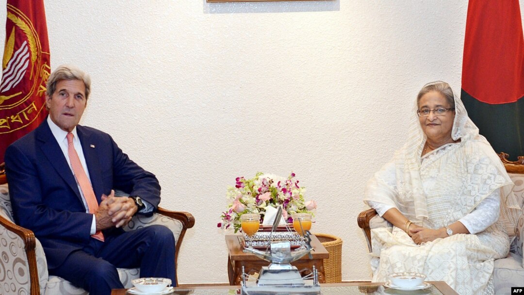 Menlu AS John Kerry (kiri) dan PM Bangladesh Sheikh Hasina dalam pertemuan di Dhaka, 29 Agustus 2016 (AFP PHOTO / STRINGER)