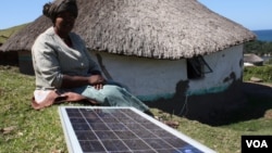 Em muitos países africanos, inovadores aproveitam a energia solar. Angolanos querem investir, mas faltam recursos.