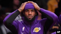 LeBron James sur le banc de touche lors d'un match entre son équipe, les Los Angeles Lakers contre les Golden State Warriors à Los Angeles aux Etats-Unis le 14 octobre 2019. 