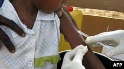 Seorang anak menerima vaksinasi meningitis di Nigeria (Foto: dok). Temuan baru menunjukkan vaksin meningitis dapat dikirimkan dan disuntikkan dengan aman pada suhu ruangan.