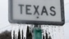 Ledenice vise as znaka na državnom autoputu 195, 18. februara 2021, u Kilinu, Teksas.