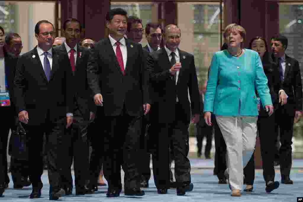 Baris depan, dari kiri: Presiden Perancis Francois Hollande, Presiden Indonesia Joko Widodo, Presiden China Xi Jinping, Presiden Rusia Vladimir Putin dan Kanselir Jerman Angela Merkel tiba untuk upacara pembukaan KTT G-20 di Hangzhou, provinsi Zhejiang (4/9).