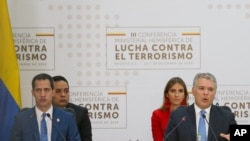 El presidente de Colombia Ivan Duque habla, junto a Juan Guaidó, durante una reunión regional contra el terrorismo en la academia de policía en Bogotá, Colombia. Enero 20, 2020.