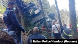 Police et secouristes sur les lieux du crash d'un téléphérique qui s'est effondré à Stresa, près du lac Majeur, en Italie, le 23 mai 2021.