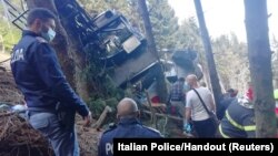 Polisi na timu ya uokozi wakiwa katika eneo la tukio huko Italy 