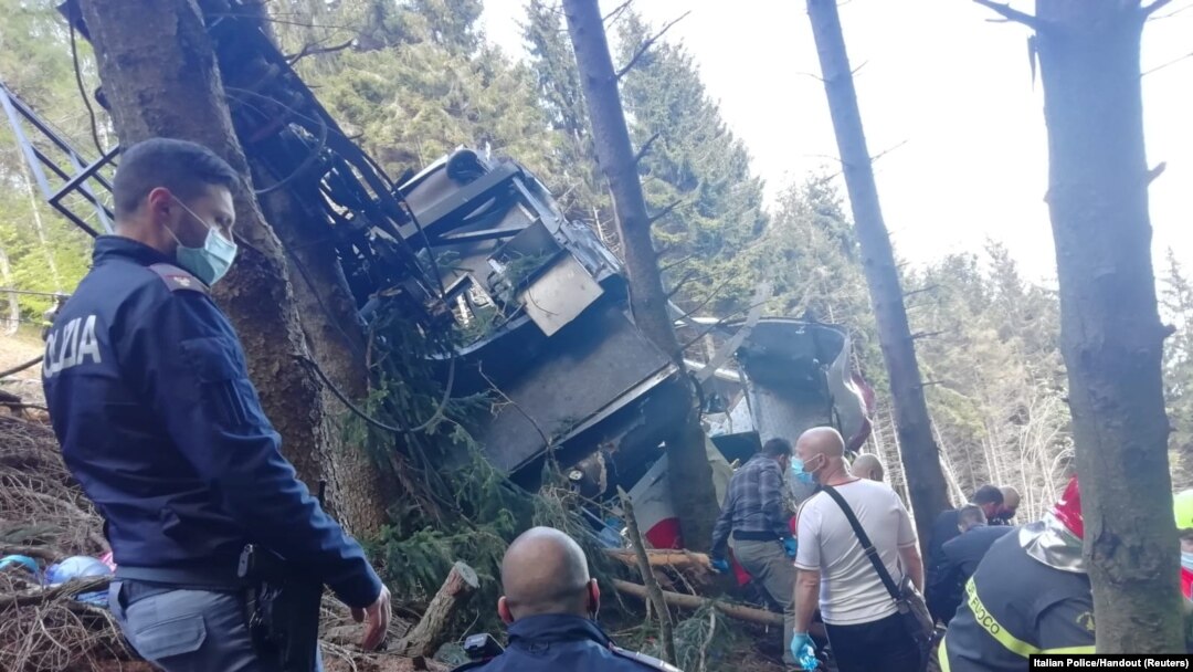 Polisi dan anggota tim SAR terlihat di dekat kereta gantung yang kecelakaan di Stresa, dekat Danau Maggiore, Italia, 23 Mei 2021. (KEPOLISIAN ITALIA/Handout via REUTERS)