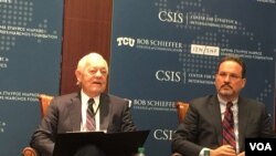 Bob Schieffer (kiri), wartawan radio dan televisi kawakan Amerika, ketika berbicara dalam sebuah forum yang diselenggarakan oleh CSIS di Washington DC (foto: dok). 