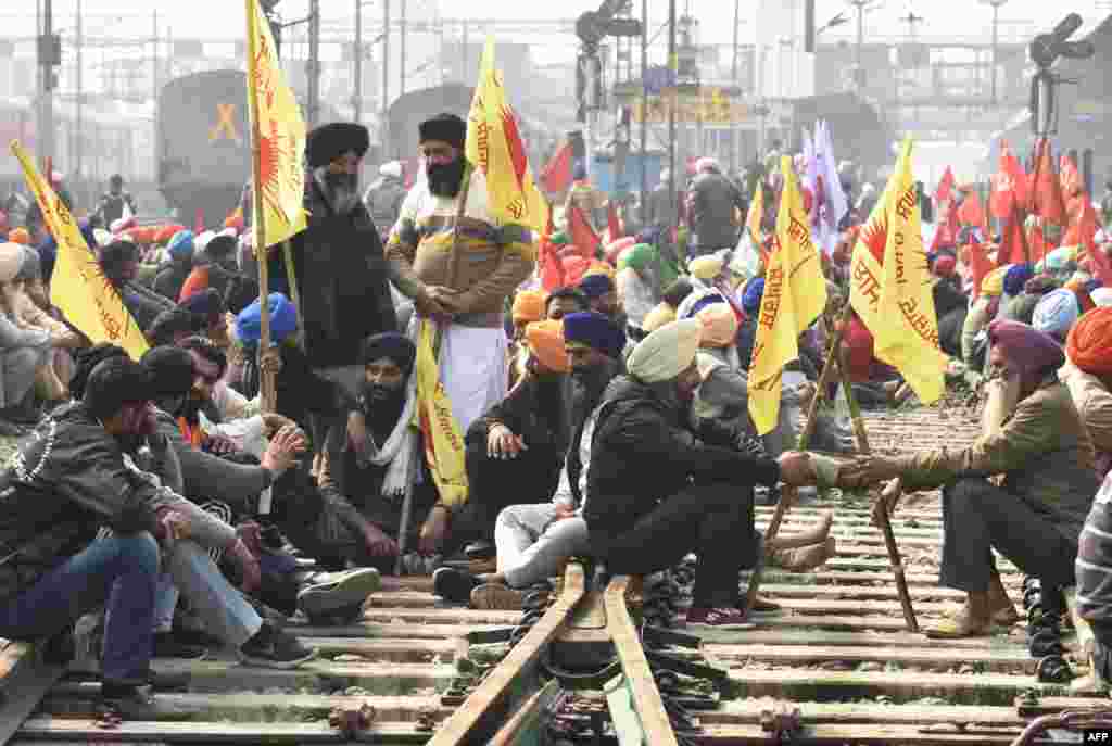 Farmers block railway tracks during a four-hour rail blockade as they continue their protest against the central government&#39;s recent agricultural reforms, at a railway station in Amritsar, India.