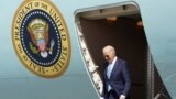 El presidente estadounidense Joe Biden desciende de su avión en la Florida para participar en un acto político. Su administración ha dicho que mantendrá su presión para que se cumplan los acuerdos firmados en Barbados por los actores políticos enfrentados en Venezuela.