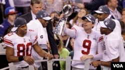 Para pemain New York Giants mengangkat piala Vince Lombardi setelah mengalahkan New England Patriots dalam Super Bowl XLVI di Indianapolis (5/2).